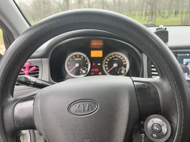 Серый Киа Рио, объемом двигателя 1.4 л и пробегом 237 тыс. км за 5200 $, фото 6 на Automoto.ua