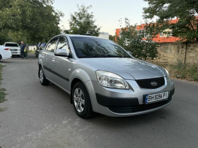Серый Киа Рио, объемом двигателя 1.4 л и пробегом 198 тыс. км за 3900 $, фото 1 на Automoto.ua