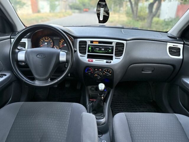 Серый Киа Рио, объемом двигателя 1.4 л и пробегом 198 тыс. км за 3900 $, фото 10 на Automoto.ua