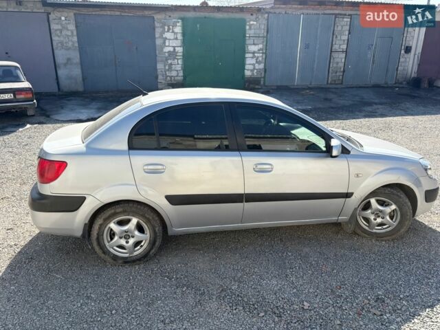 Серый Киа Рио, объемом двигателя 1.4 л и пробегом 177 тыс. км за 4150 $, фото 3 на Automoto.ua