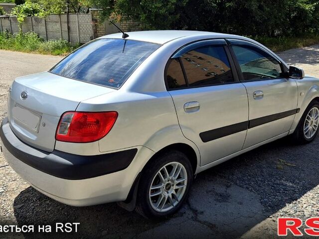 Серый Киа Рио, объемом двигателя 1.4 л и пробегом 180 тыс. км за 4500 $, фото 2 на Automoto.ua