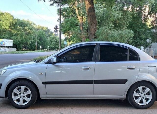 Серый Киа Рио, объемом двигателя 1.4 л и пробегом 85 тыс. км за 4400 $, фото 2 на Automoto.ua