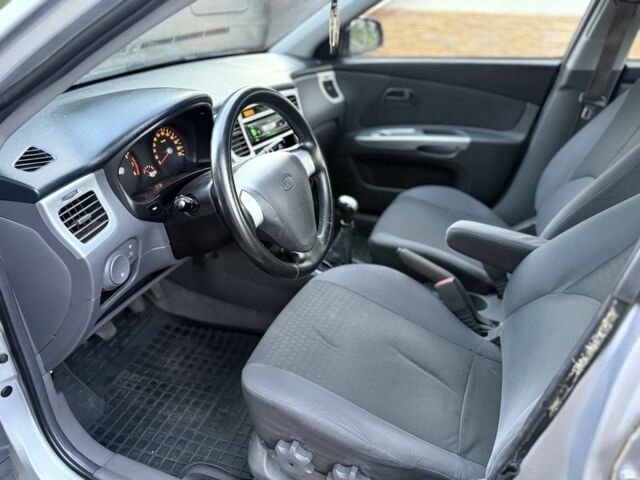 Серый Киа Рио, объемом двигателя 1.4 л и пробегом 198 тыс. км за 3900 $, фото 7 на Automoto.ua