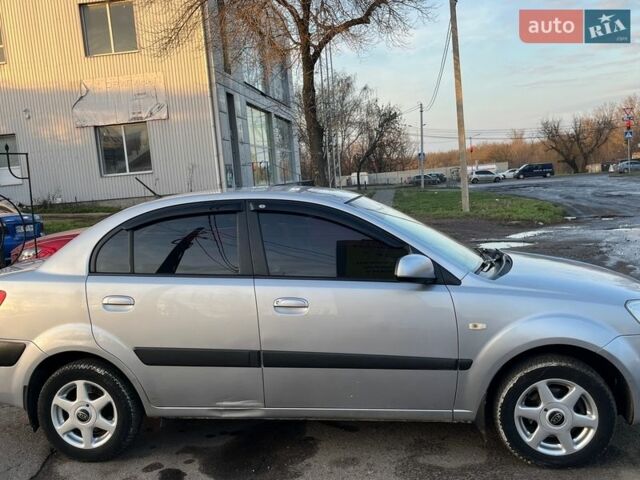 Серый Киа Рио, объемом двигателя 1.4 л и пробегом 238 тыс. км за 5500 $, фото 4 на Automoto.ua