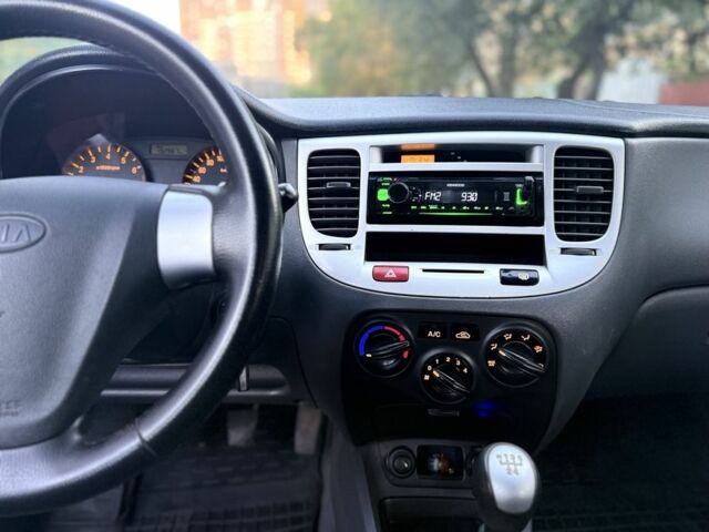 Серый Киа Рио, объемом двигателя 1.4 л и пробегом 198 тыс. км за 3900 $, фото 9 на Automoto.ua