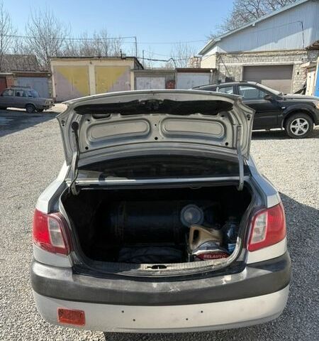 Сірий Кіа Ріо, об'ємом двигуна 1.4 л та пробігом 177 тис. км за 4400 $, фото 5 на Automoto.ua