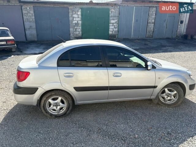 Серый Киа Рио, объемом двигателя 1.4 л и пробегом 177 тыс. км за 4250 $, фото 3 на Automoto.ua