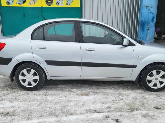 Серый Киа Рио, объемом двигателя 1.4 л и пробегом 244 тыс. км за 4500 $, фото 6 на Automoto.ua