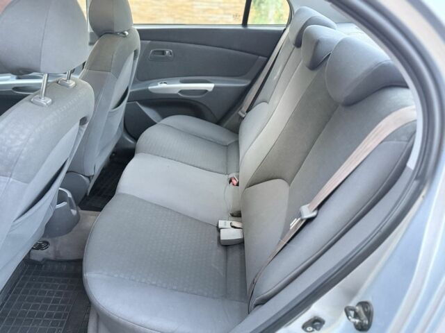 Серый Киа Рио, объемом двигателя 1.4 л и пробегом 198 тыс. км за 3900 $, фото 11 на Automoto.ua