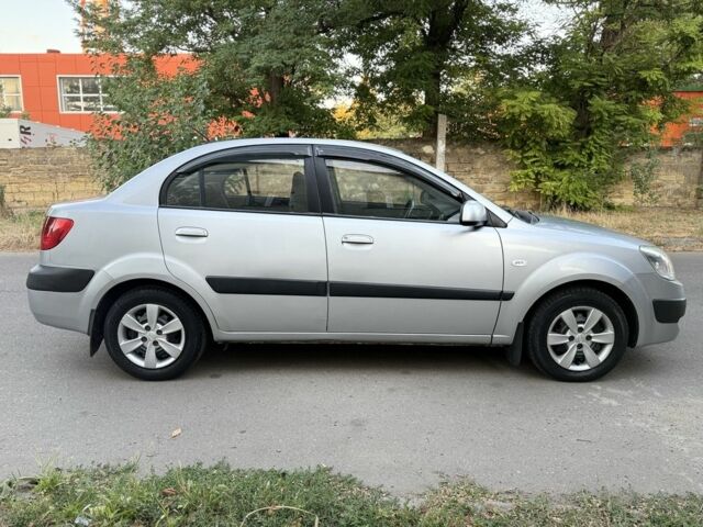 Серый Киа Рио, объемом двигателя 1.4 л и пробегом 198 тыс. км за 3900 $, фото 2 на Automoto.ua