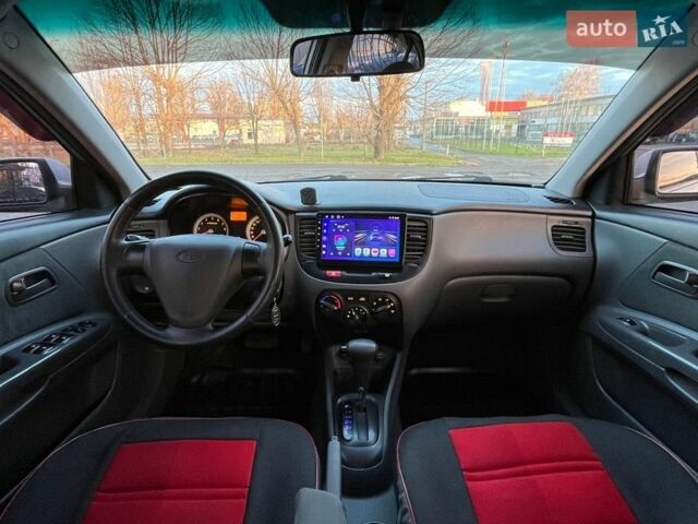Серый Киа Рио, объемом двигателя 1.4 л и пробегом 238 тыс. км за 5500 $, фото 13 на Automoto.ua