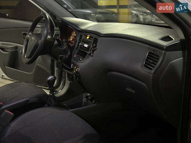 Серый Киа Рио, объемом двигателя 1.4 л и пробегом 220 тыс. км за 3400 $, фото 17 на Automoto.ua