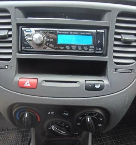 Серый Киа Рио, объемом двигателя 1.4 л и пробегом 240 тыс. км за 4800 $, фото 1 на Automoto.ua