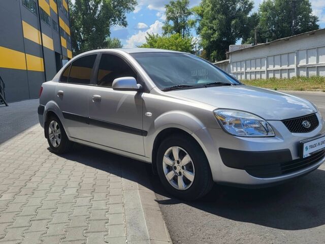 Серый Киа Рио, объемом двигателя 1.4 л и пробегом 224 тыс. км за 3487 $, фото 6 на Automoto.ua