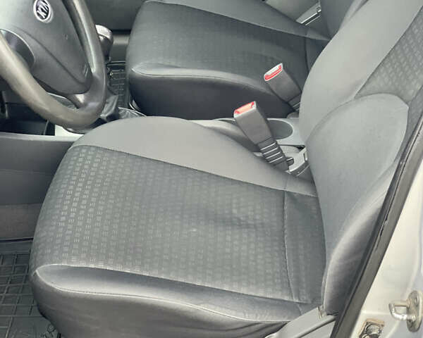 Серый Киа Рио, объемом двигателя 1.4 л и пробегом 272 тыс. км за 3400 $, фото 15 на Automoto.ua