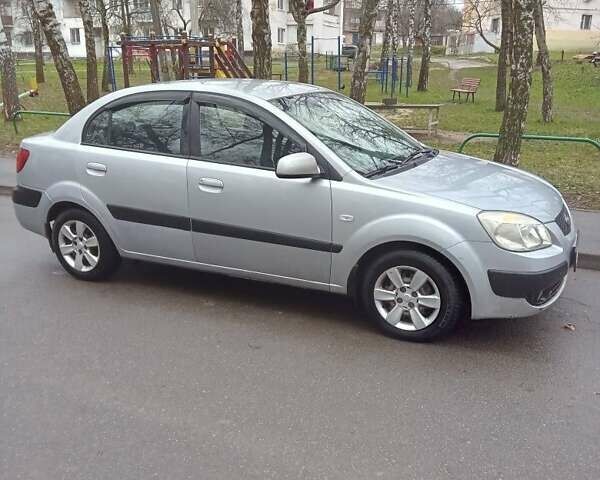 Серый Киа Рио, объемом двигателя 1.4 л и пробегом 247 тыс. км за 3700 $, фото 2 на Automoto.ua