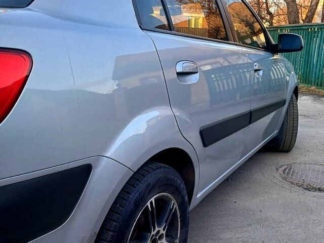 Серый Киа Рио, объемом двигателя 1.4 л и пробегом 200 тыс. км за 4000 $, фото 5 на Automoto.ua