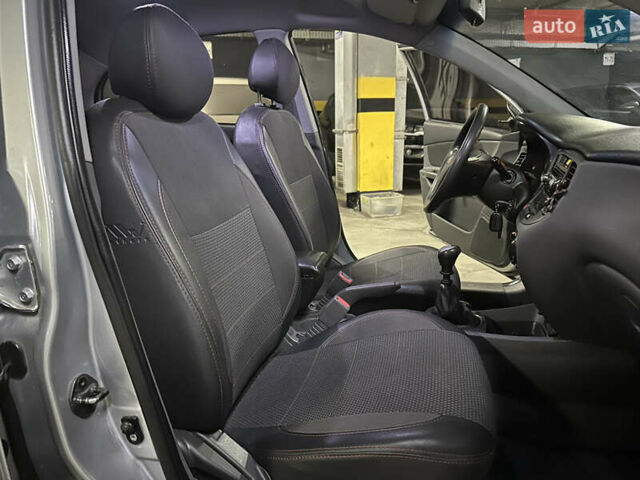 Серый Киа Рио, объемом двигателя 1.4 л и пробегом 220 тыс. км за 3400 $, фото 21 на Automoto.ua
