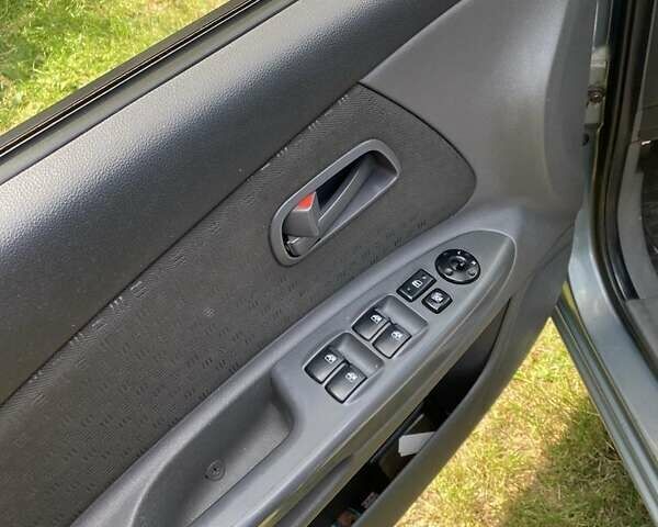 Сірий Кіа Ріо, об'ємом двигуна 1.5 л та пробігом 137 тис. км за 4500 $, фото 5 на Automoto.ua