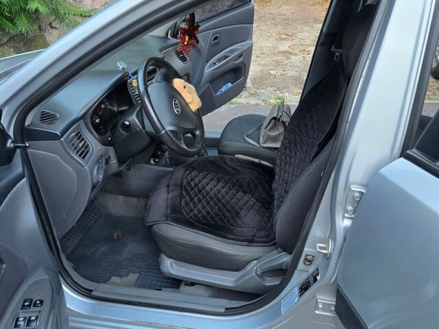 Сірий Кіа Ріо, об'ємом двигуна 1.6 л та пробігом 194 тис. км за 3800 $, фото 7 на Automoto.ua