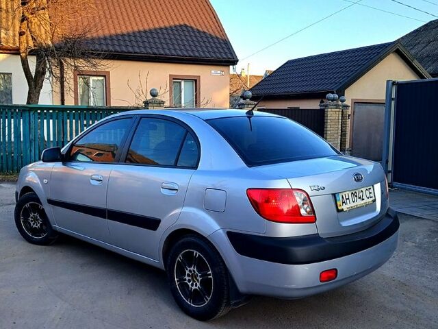 Серый Киа Рио, объемом двигателя 1.4 л и пробегом 200 тыс. км за 3999 $, фото 3 на Automoto.ua