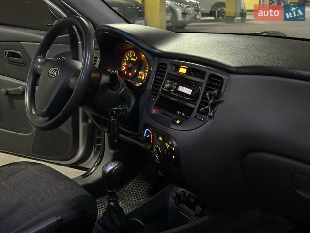 Серый Киа Рио, объемом двигателя 1.4 л и пробегом 220 тыс. км за 3400 $, фото 18 на Automoto.ua
