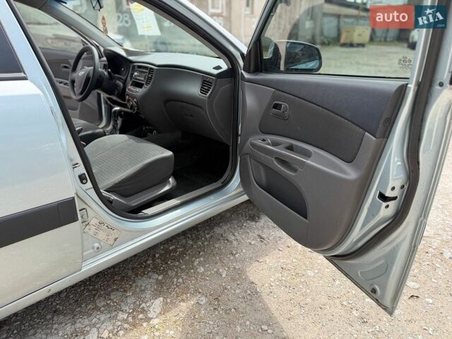 Сірий Кіа Ріо, об'ємом двигуна 1.4 л та пробігом 364 тис. км за 3299 $, фото 4 на Automoto.ua