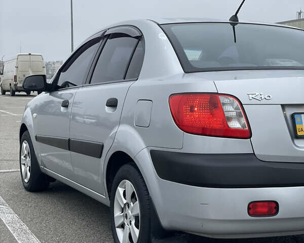 Серый Киа Рио, объемом двигателя 1.4 л и пробегом 272 тыс. км за 3400 $, фото 8 на Automoto.ua
