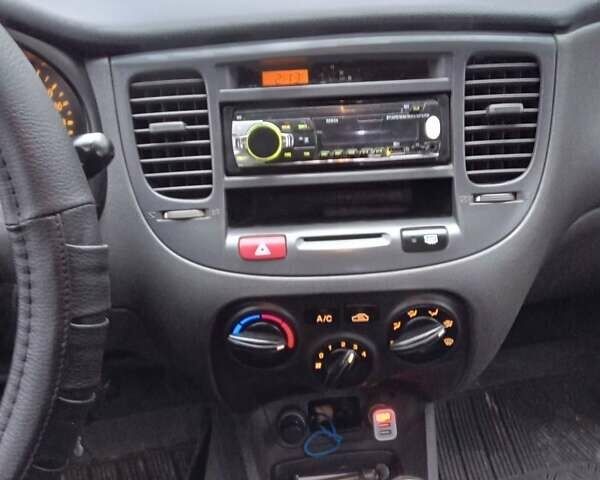 Серый Киа Рио, объемом двигателя 1.4 л и пробегом 247 тыс. км за 3700 $, фото 4 на Automoto.ua