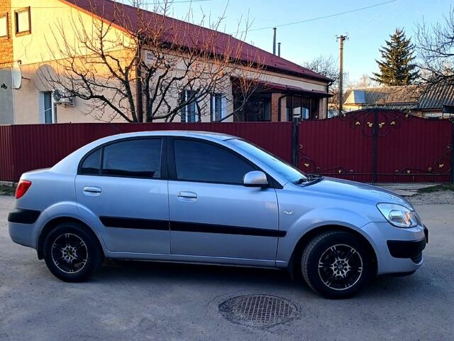 Серый Киа Рио, объемом двигателя 1.4 л и пробегом 200 тыс. км за 3999 $, фото 6 на Automoto.ua