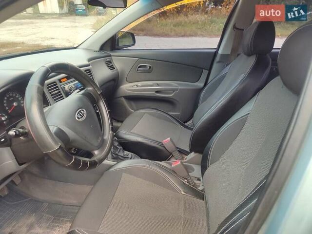 Серый Киа Рио, объемом двигателя 1.4 л и пробегом 176 тыс. км за 4600 $, фото 19 на Automoto.ua