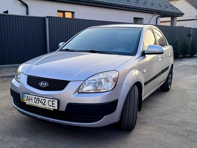 Серый Киа Рио, объемом двигателя 1.4 л и пробегом 200 тыс. км за 4000 $, фото 1 на Automoto.ua