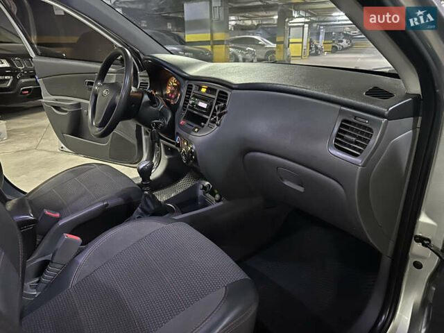 Серый Киа Рио, объемом двигателя 1.4 л и пробегом 220 тыс. км за 3400 $, фото 19 на Automoto.ua