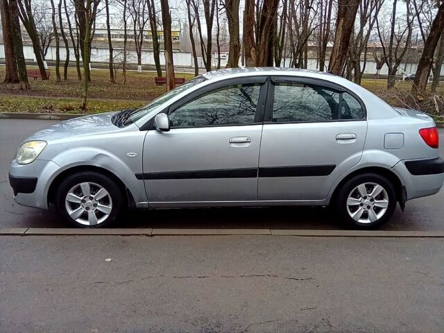 Серый Киа Рио, объемом двигателя 1.4 л и пробегом 247 тыс. км за 3700 $, фото 1 на Automoto.ua