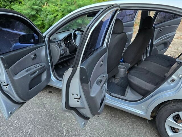 Сірий Кіа Ріо, об'ємом двигуна 1.6 л та пробігом 194 тис. км за 3800 $, фото 3 на Automoto.ua