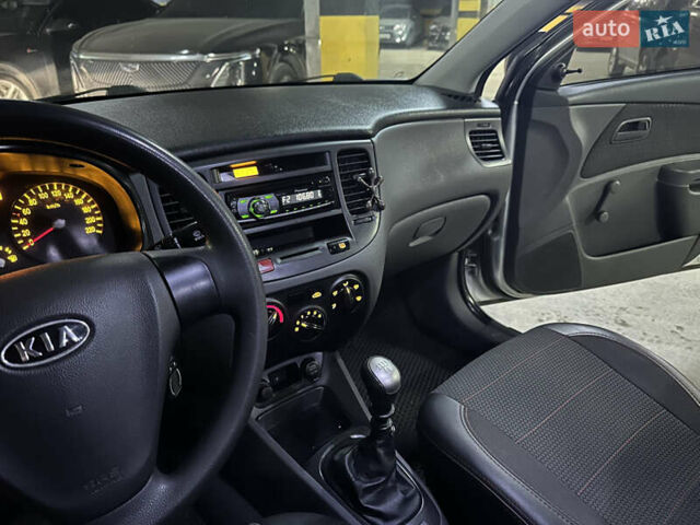 Серый Киа Рио, объемом двигателя 1.4 л и пробегом 220 тыс. км за 3400 $, фото 13 на Automoto.ua