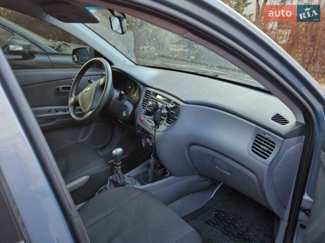Серый Киа Рио, объемом двигателя 1.3 л и пробегом 156 тыс. км за 4200 $, фото 7 на Automoto.ua