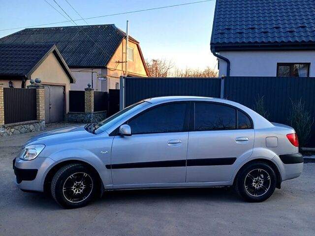 Серый Киа Рио, объемом двигателя 1.4 л и пробегом 200 тыс. км за 3999 $, фото 2 на Automoto.ua