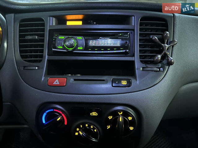 Серый Киа Рио, объемом двигателя 1.4 л и пробегом 220 тыс. км за 3400 $, фото 28 на Automoto.ua