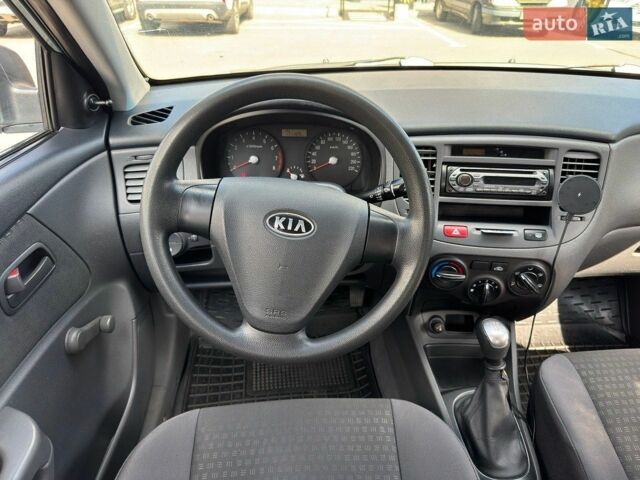 Сірий Кіа Ріо, об'ємом двигуна 1.4 л та пробігом 171 тис. км за 4000 $, фото 11 на Automoto.ua