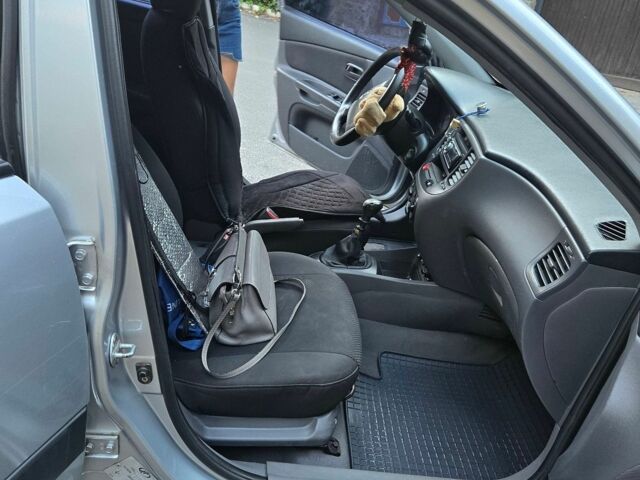 Сірий Кіа Ріо, об'ємом двигуна 1.6 л та пробігом 194 тис. км за 3800 $, фото 4 на Automoto.ua
