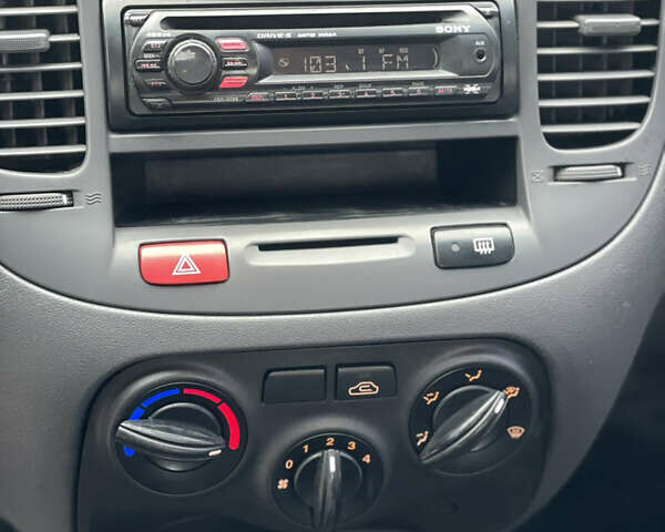 Сірий Кіа Ріо, об'ємом двигуна 1.4 л та пробігом 272 тис. км за 3900 $, фото 13 на Automoto.ua