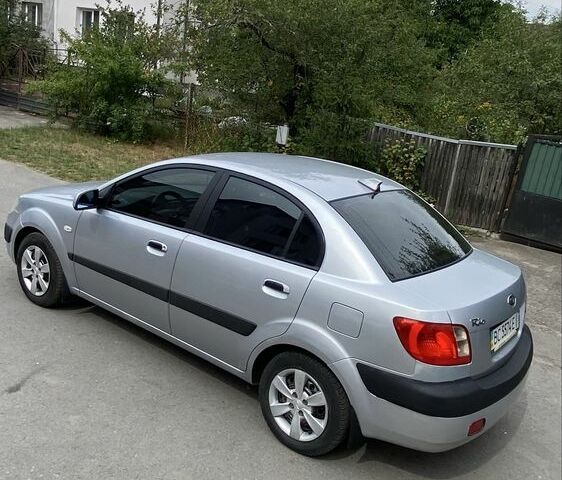Сірий Кіа Ріо, об'ємом двигуна 1.4 л та пробігом 307 тис. км за 3446 $, фото 5 на Automoto.ua