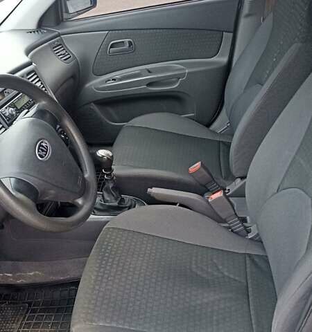 Серый Киа Рио, объемом двигателя 1.4 л и пробегом 240 тыс. км за 4800 $, фото 3 на Automoto.ua
