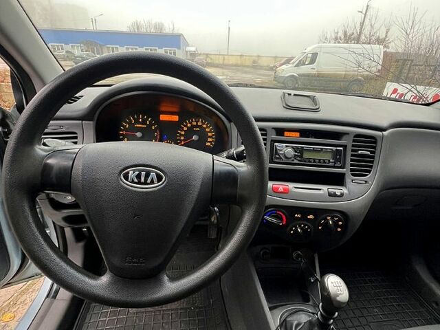 Серый Киа Рио, объемом двигателя 1.4 л и пробегом 240 тыс. км за 4300 $, фото 6 на Automoto.ua