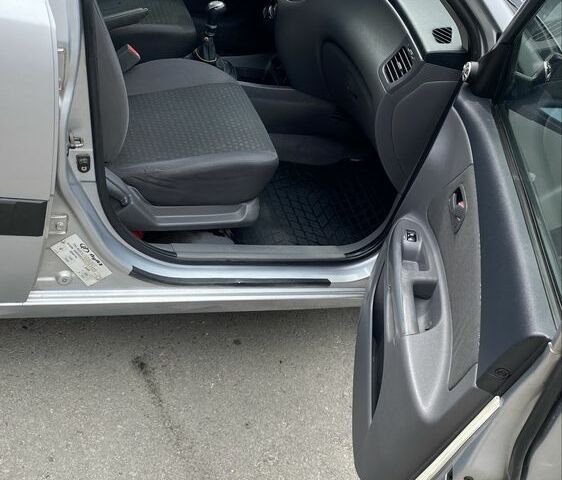 Сірий Кіа Ріо, об'ємом двигуна 1.4 л та пробігом 307 тис. км за 3446 $, фото 11 на Automoto.ua