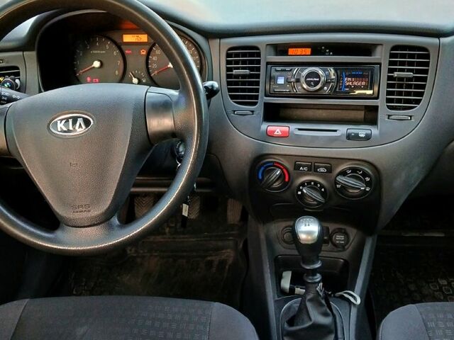 Серый Киа Рио, объемом двигателя 1.4 л и пробегом 200 тыс. км за 3999 $, фото 10 на Automoto.ua