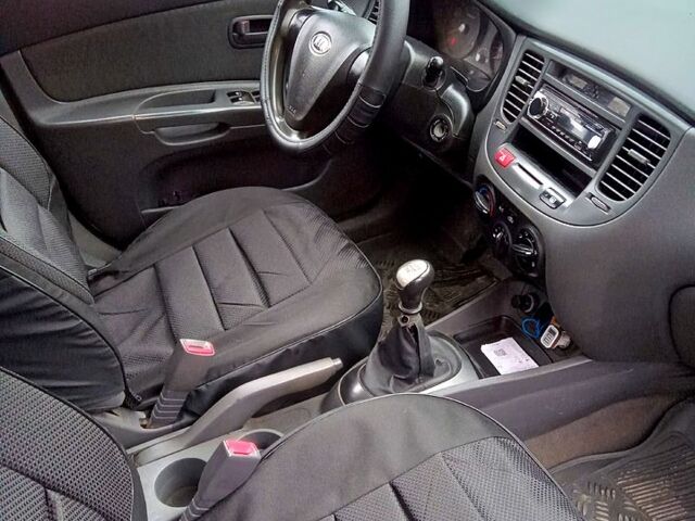 Серый Киа Рио, объемом двигателя 1.4 л и пробегом 247 тыс. км за 3700 $, фото 7 на Automoto.ua