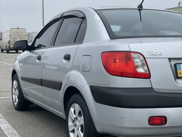 Сірий Кіа Ріо, об'ємом двигуна 1.4 л та пробігом 272 тис. км за 3400 $, фото 4 на Automoto.ua