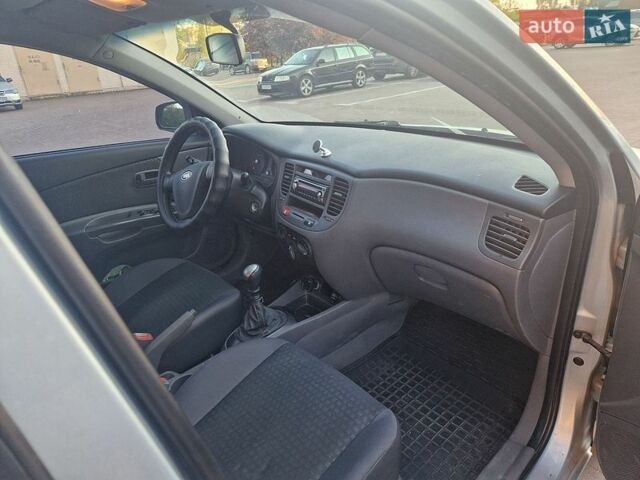 Серый Киа Рио, объемом двигателя 1.4 л и пробегом 170 тыс. км за 4000 $, фото 4 на Automoto.ua